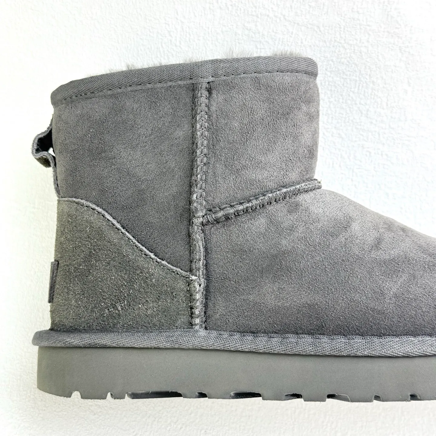 💰360 6222 Classic Mini II Mini classic short boots 2.0 Shoe shaft height: about 14CM Upper: Made of 17mm fur-integrated sheepskin, with a pre-treated water-repellent and anti-fouling coating Insole: 17mm sheepskin insole Sole: Treadlite by UGG™ light wing technology outsole - non-slip, cushioning, wear resistance, and good elasticity Heel: Leather heel label with embossed brand LOGO Size:35 36 37 38 39 40